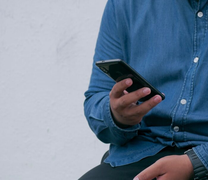 Abogada penalista explicando cuándo pedir fotos sexuales a un menor por WhatsApp o Instagram puede constituir delito